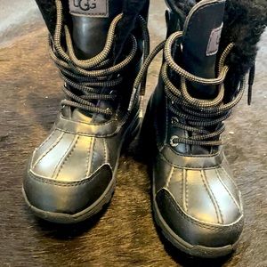 Black Ugg with fur inside